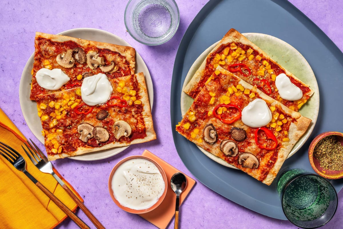 Pizza mit Mais, Champignons und Paprika