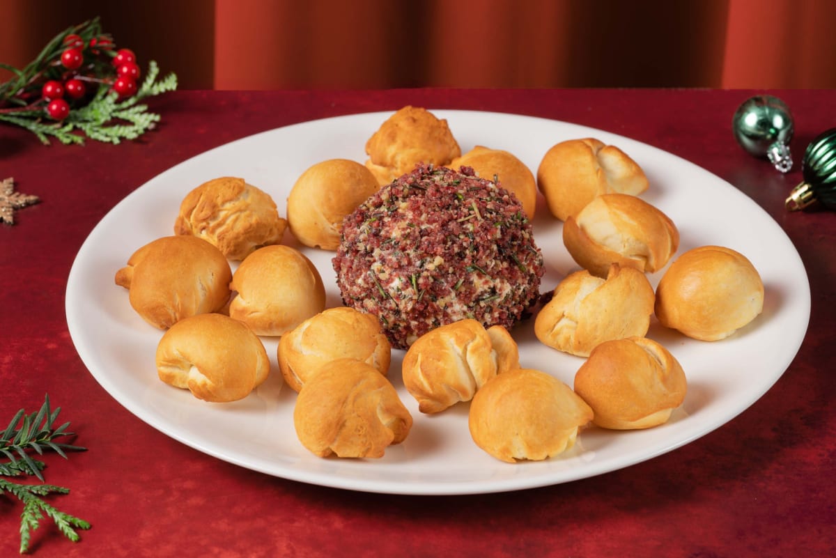 Hirtenkäse-Dip mit Cranberry-Kräuter-Mantel