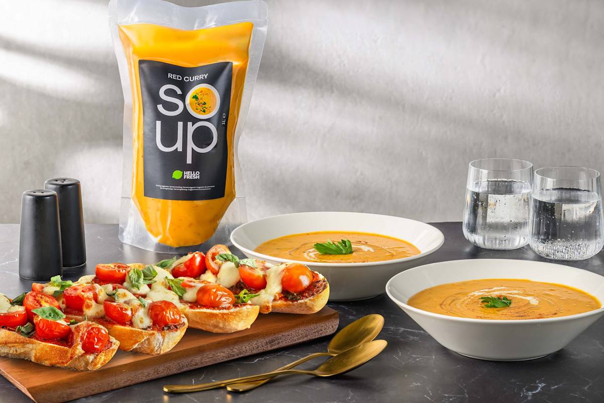 Soupe au curry rouge et baguette caprese gratinée