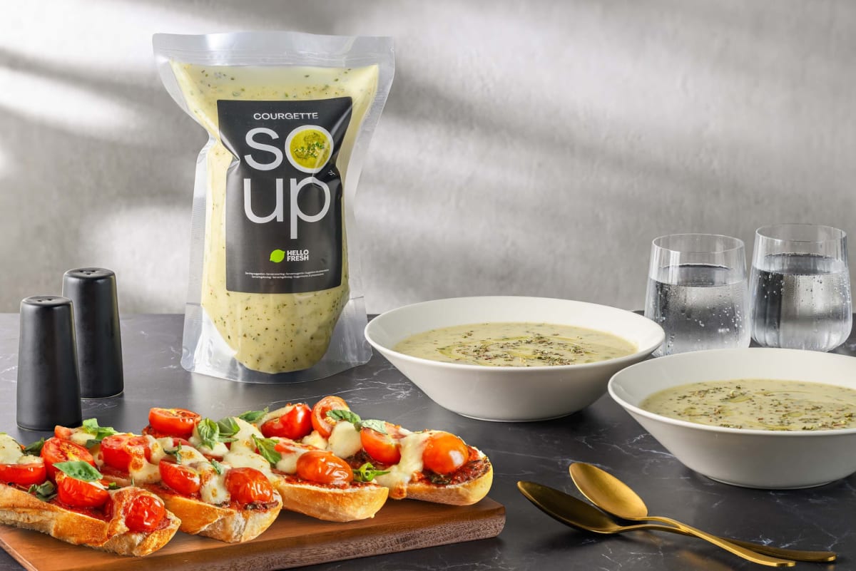 Soupe à la courgette et baguette caprese gratinée