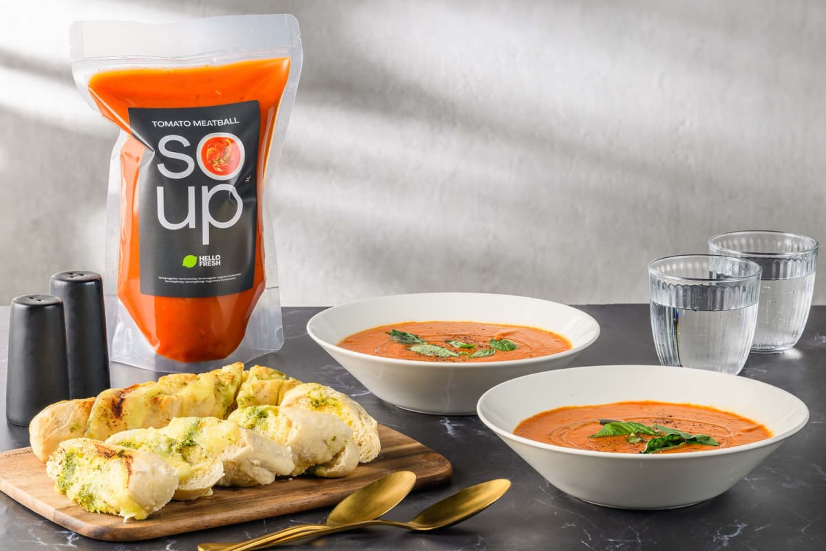 Verse tomatensoep met gehaktballetjes en mozzarella-knoflookbrood
