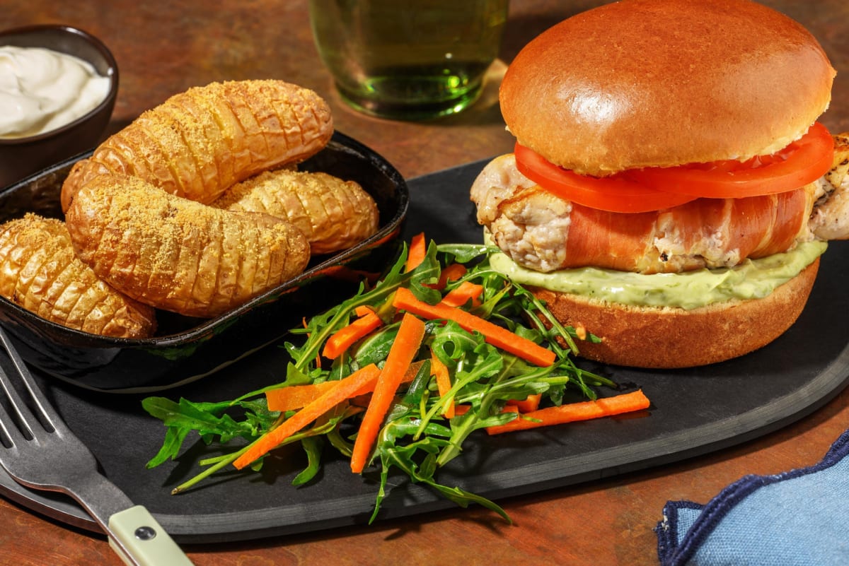 Prosciutto-kyllingeburger og pestodressing