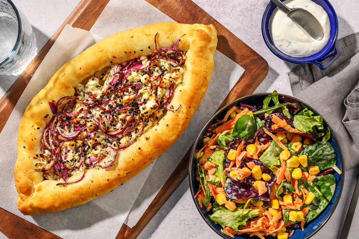 İçli Pide mit Hirtenkäse, Zwiebeln & Minzjoghurt