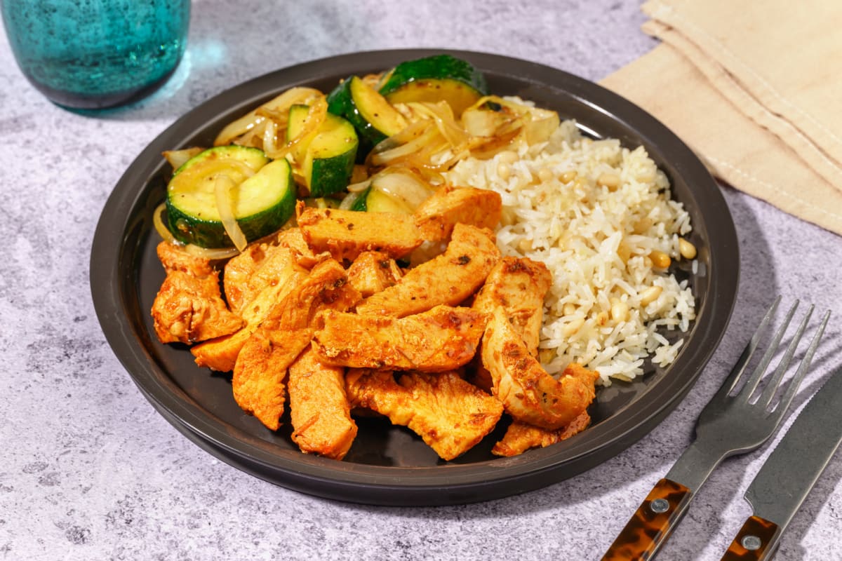 Bol de tiras de pollo especiado