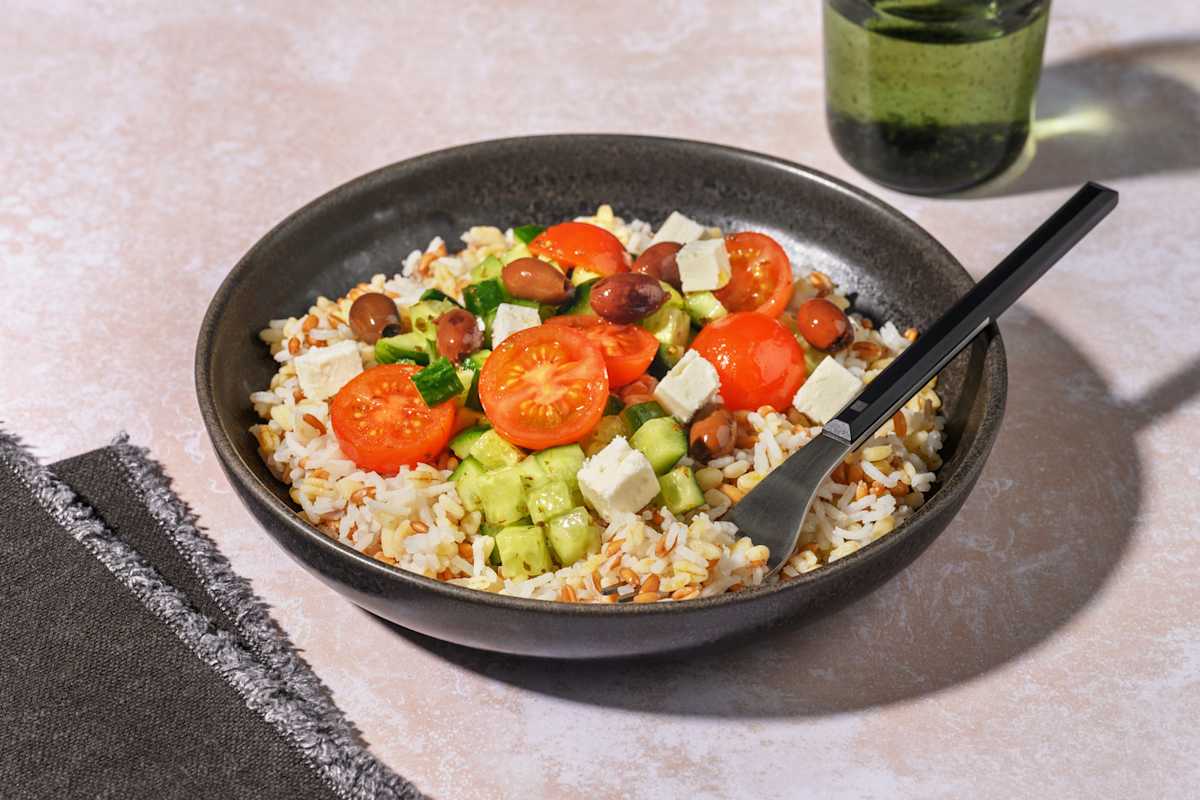 Insalata ai cereali, pollo e formaggio greco