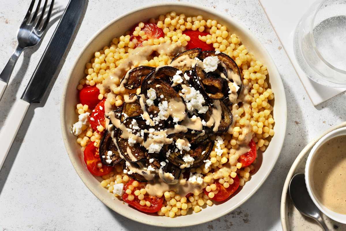 Bowl mediterranea di couscous perlato e datterini
