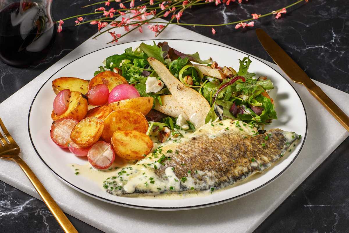 Pandestegt dorade og gedeost-pæresalat