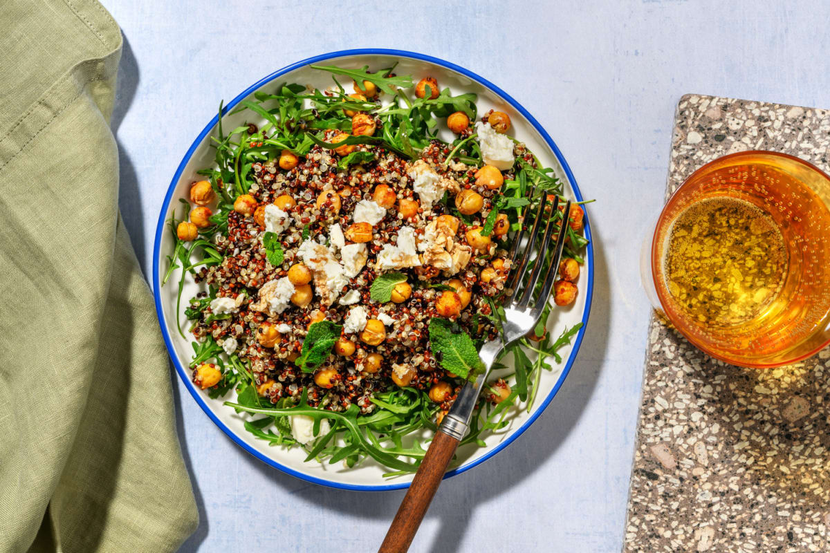 Ensalada de garbanzos y quinoa con queso griego