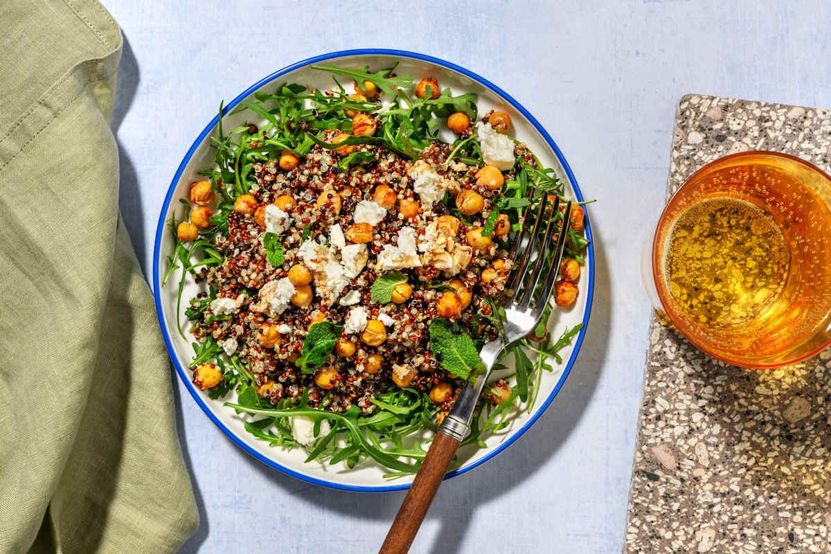 Ensalada de garbanzos y quinoa con queso griego