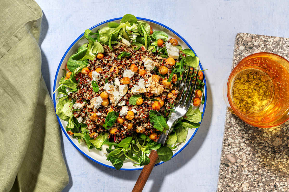 Ensalada de garbanzos y quinoa con queso griego con merluza