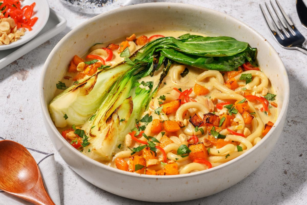 Ingefær-kokosmælksuppe med nudler og græskar