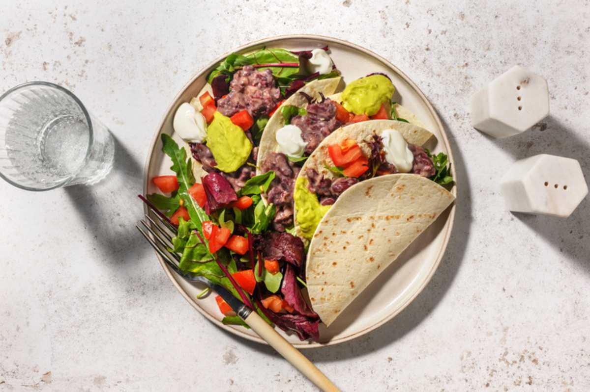 Burrito vegetariano con frijoles machacados y aguacate