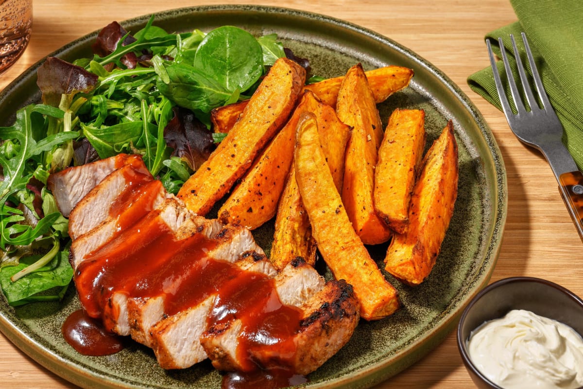 BBQ-stekt fläskkotlett och sötpotatis