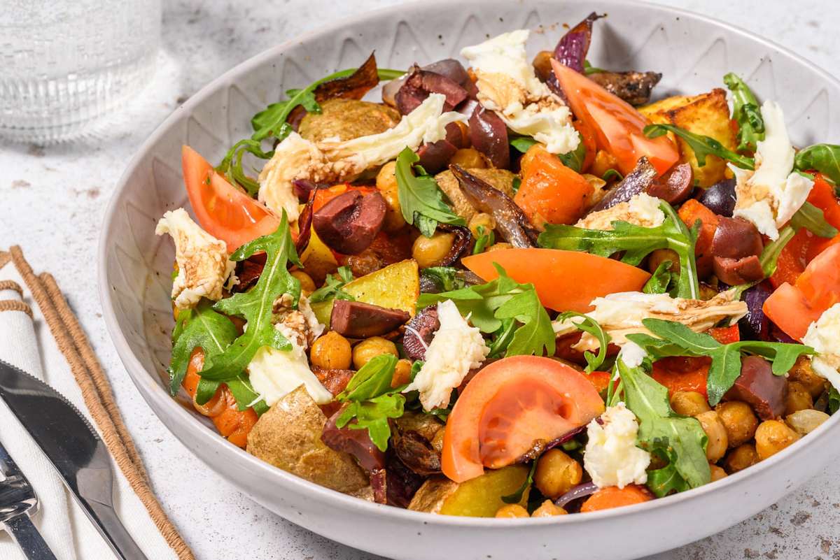 Spaniskinspireret salat med grøntsager og mozzarella
