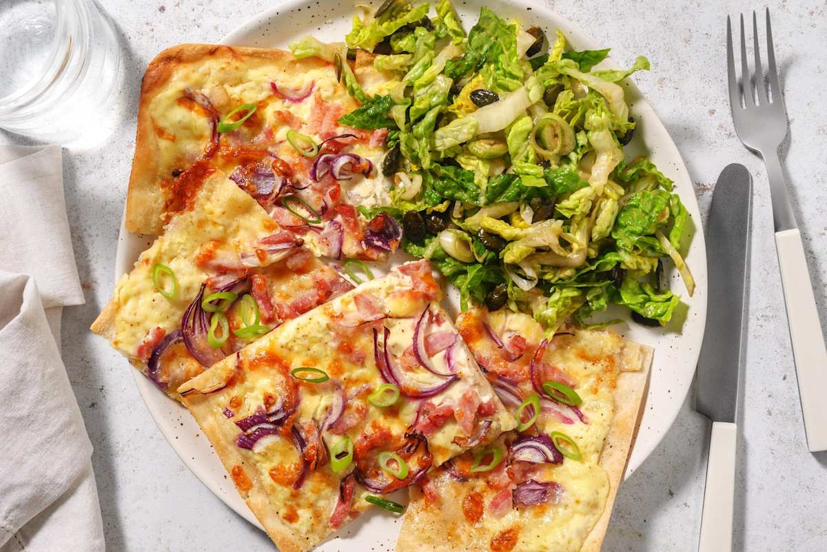 Flammkuchen mit Bacon und Zwiebel