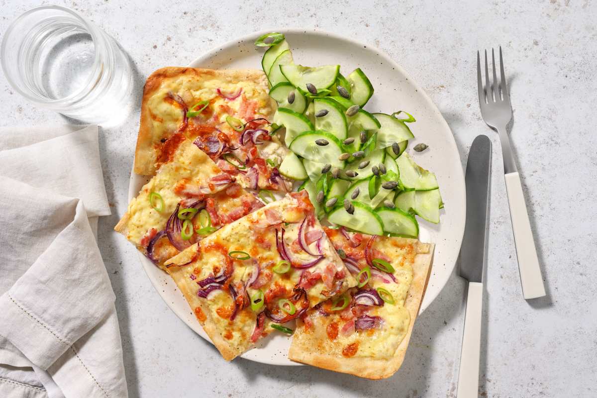 Flammkuchen mit Bacon und Zwiebel