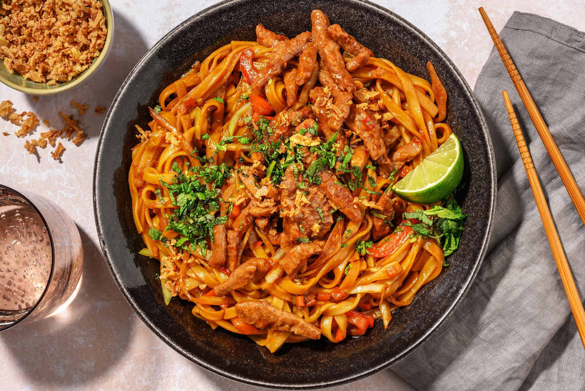Noedels met sticky vegetarische runderstukjes