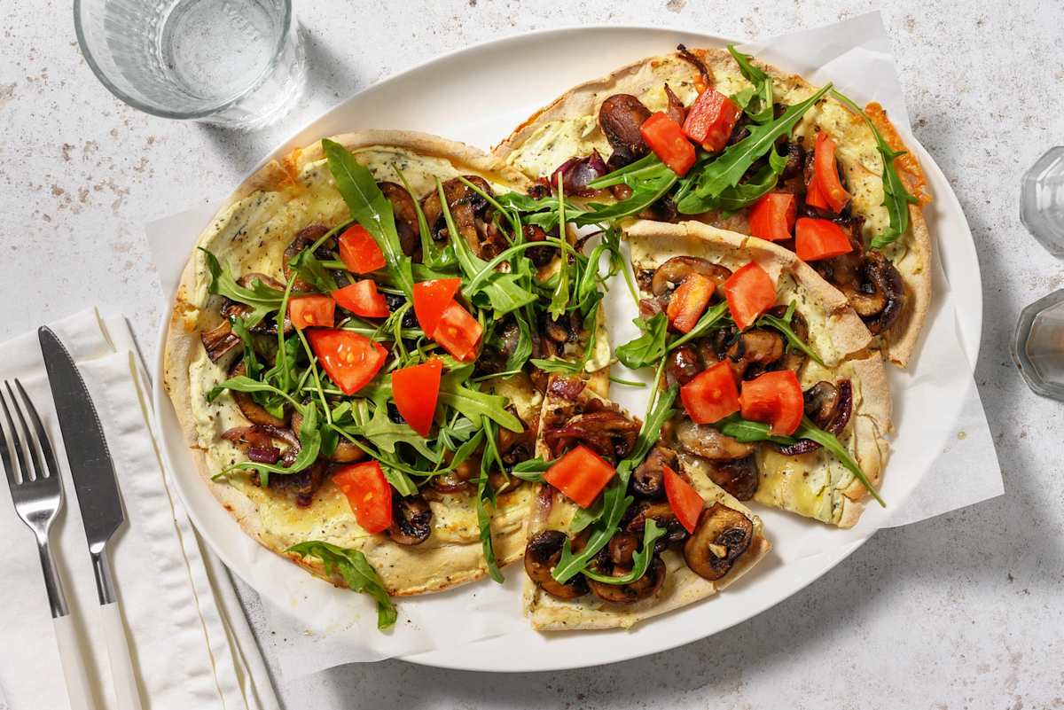 Pizza bianca op flatbread met champignons