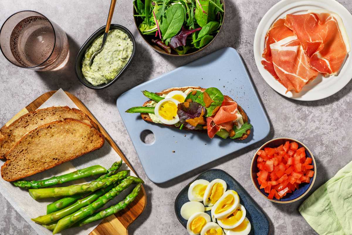 Tartines de saison : asperges & jambon sec