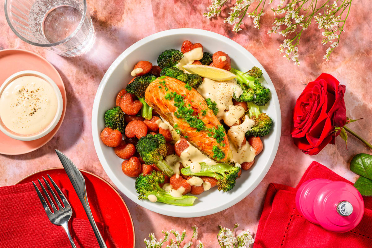 Lachsfilet auf pinken Herzgnocchi