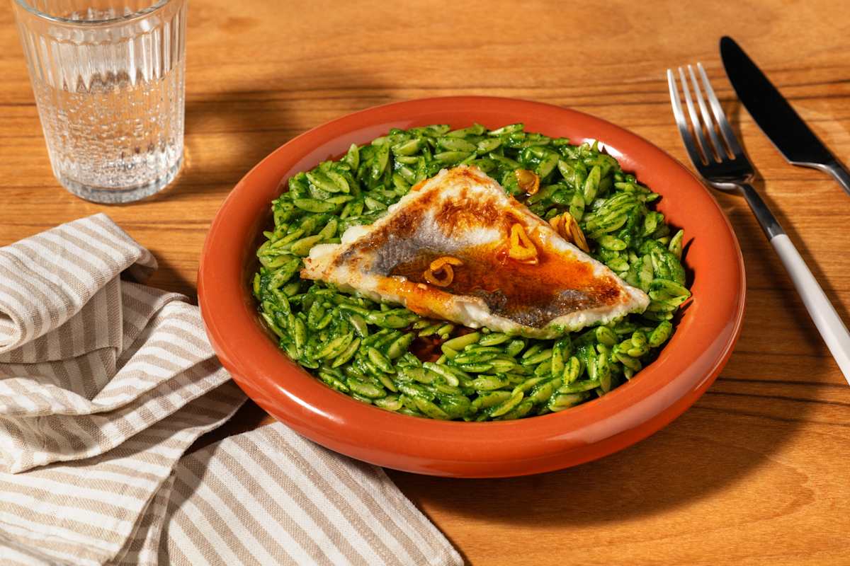 Orzo verde de espinacas con merluza
