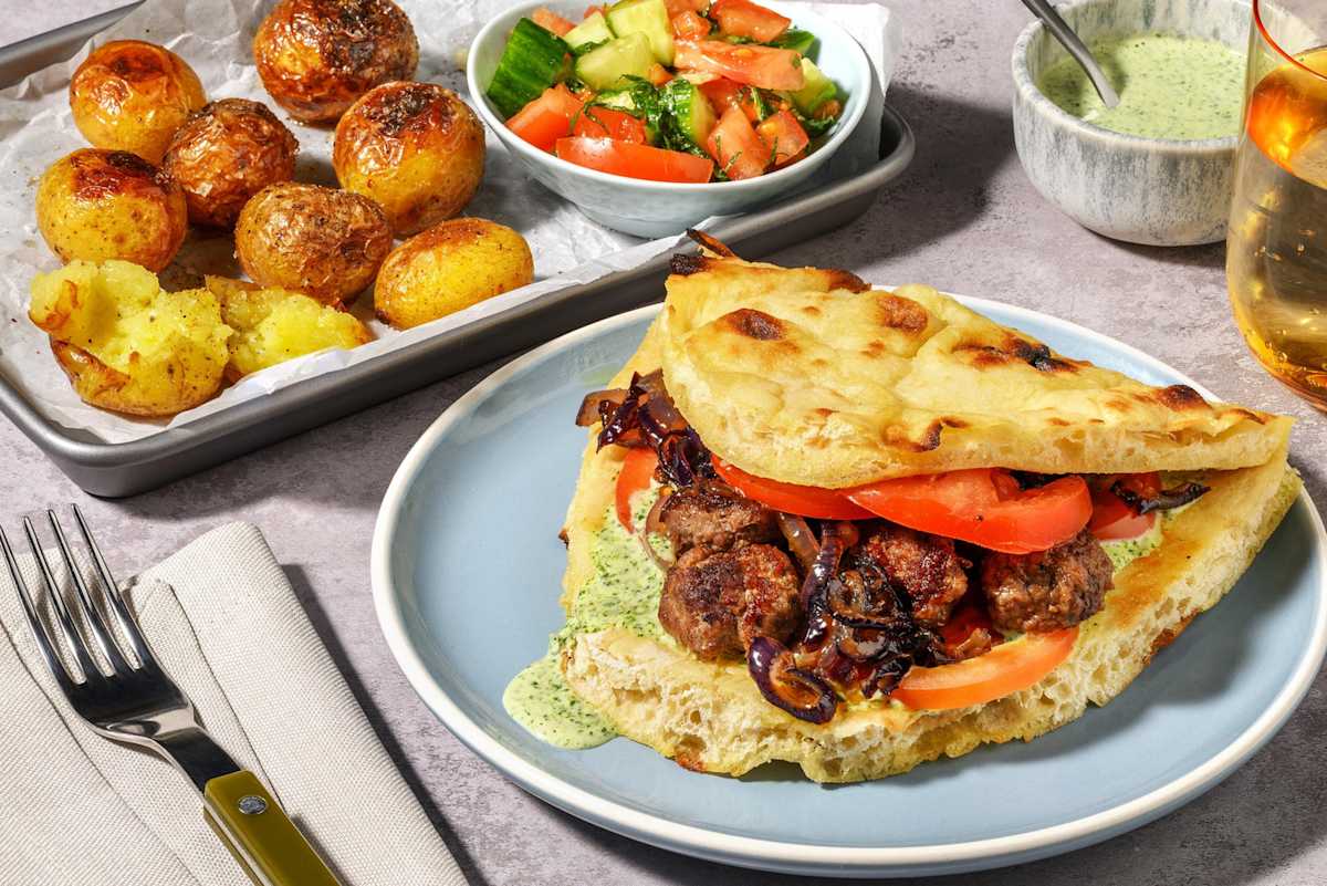 Naanwich met köfte-gehaktballetjes en pikante groene saus