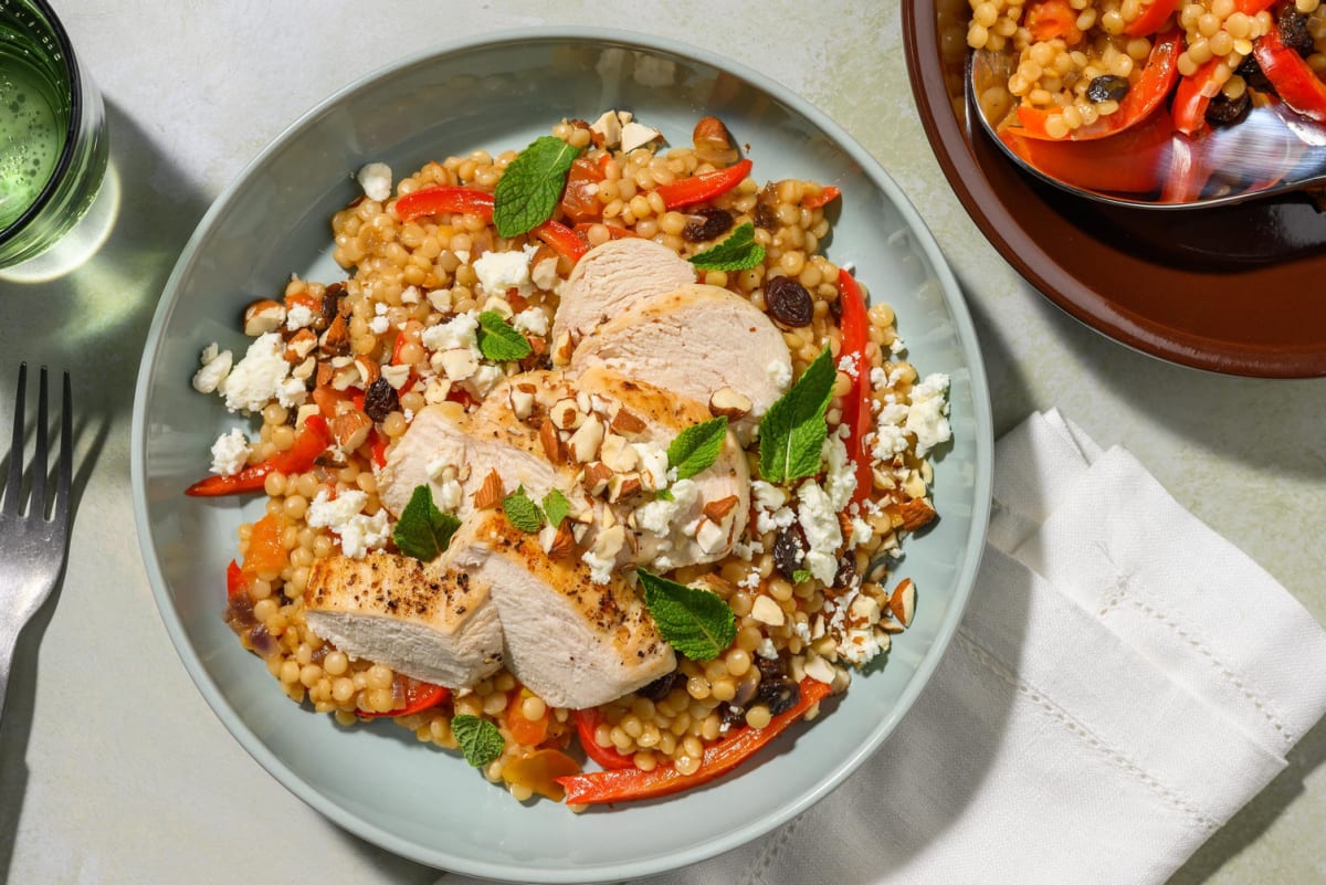 Filet de poulet et couscous perlé garni