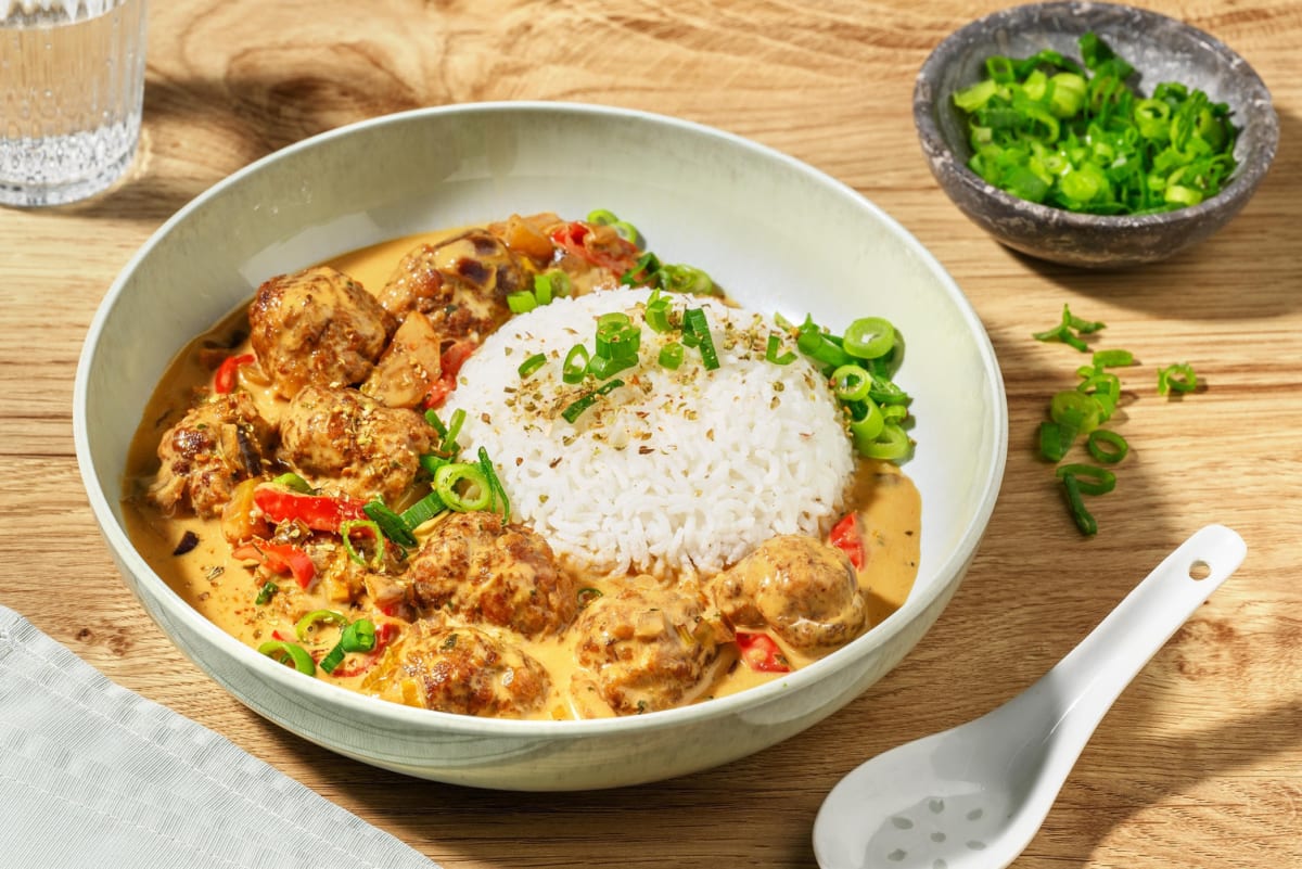 Thaise stijl gehaktballetjes in kruidige groene currysaus