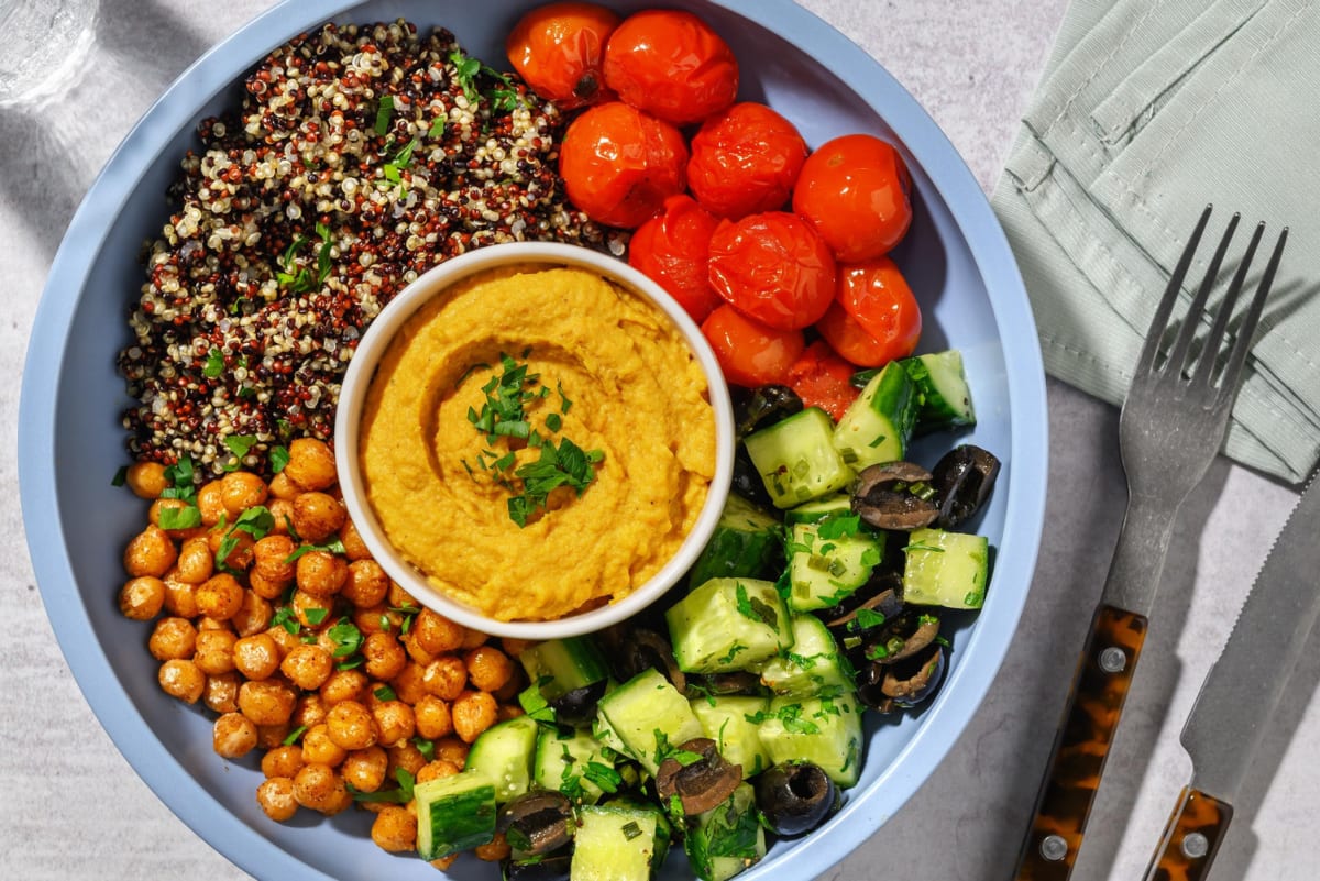 Quinoa-Bowl mit Karotten-Hummus 
