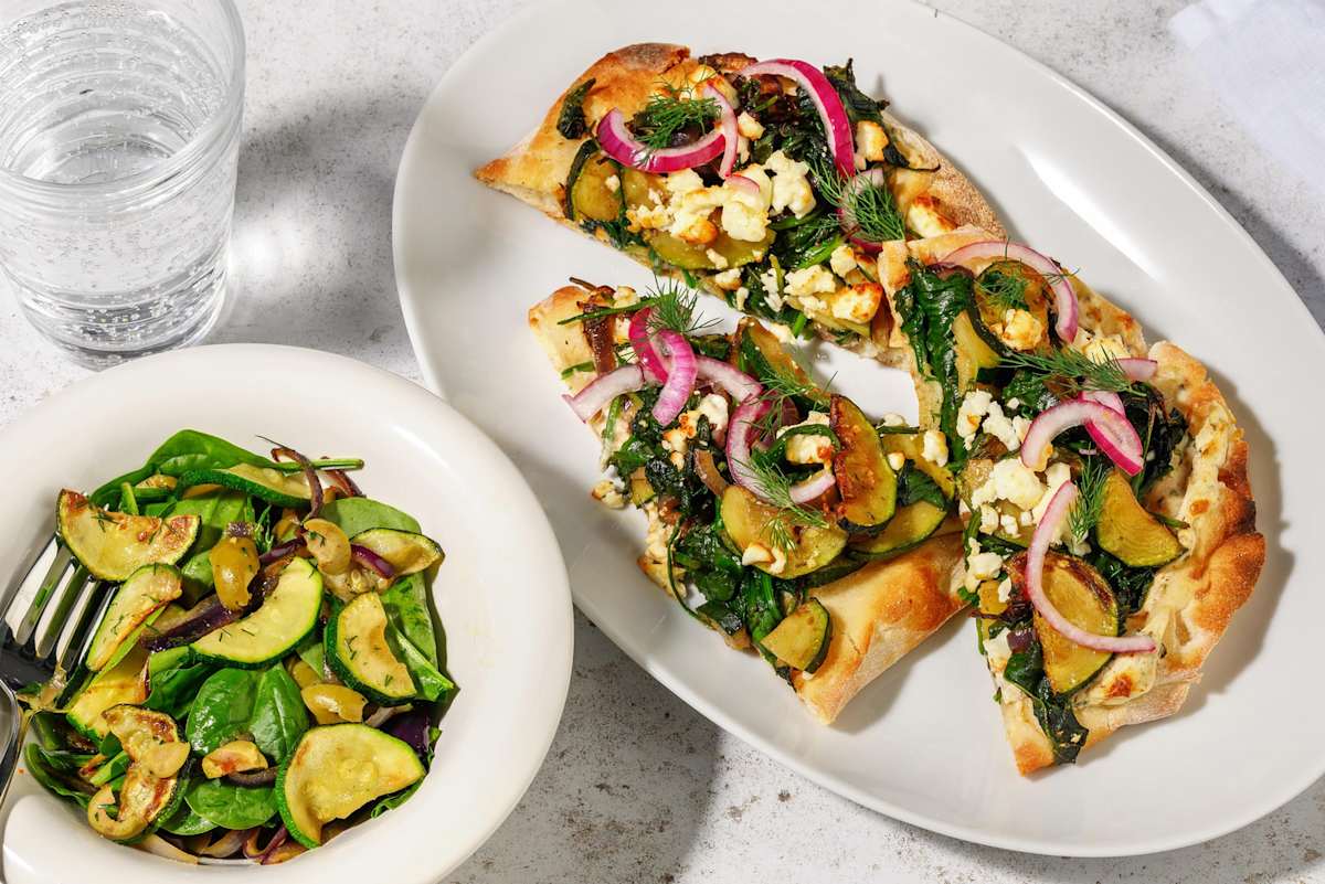 Supergroene naanpizza met witte kaas en olijven