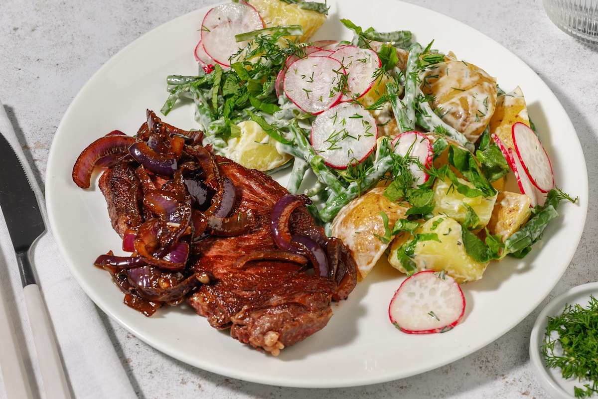 Steak et salade de pommes de terre en vinaigrette à l'aneth 