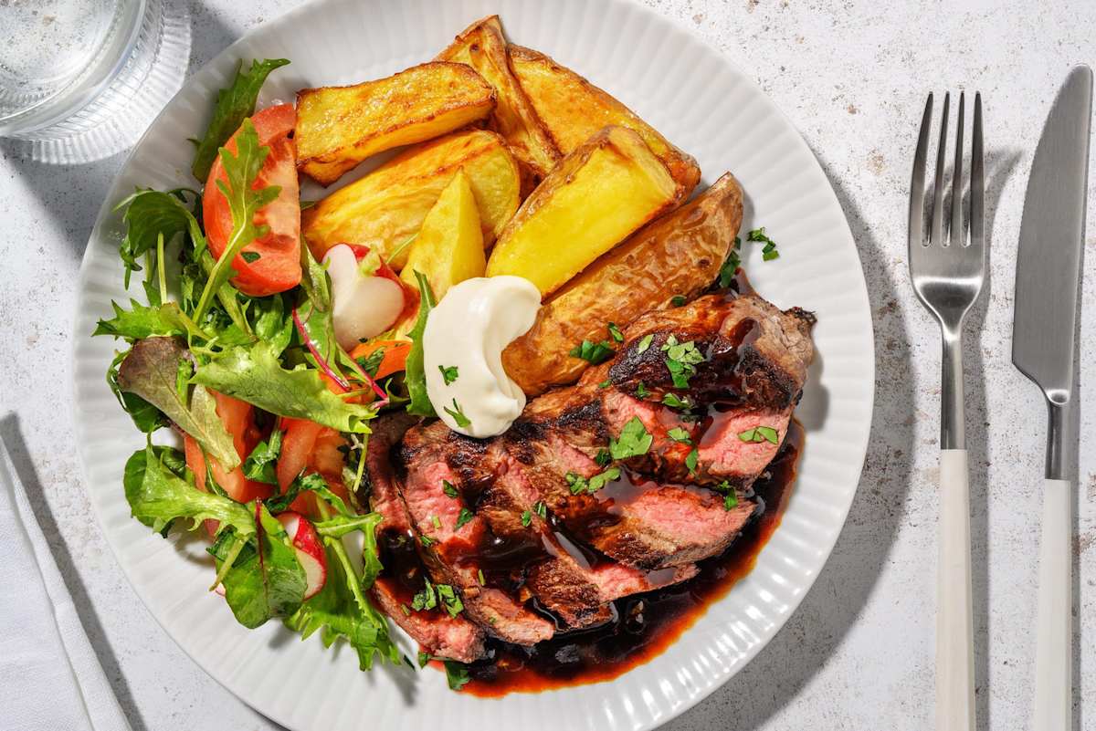 Steak met knoflookjus en mesclunsalade