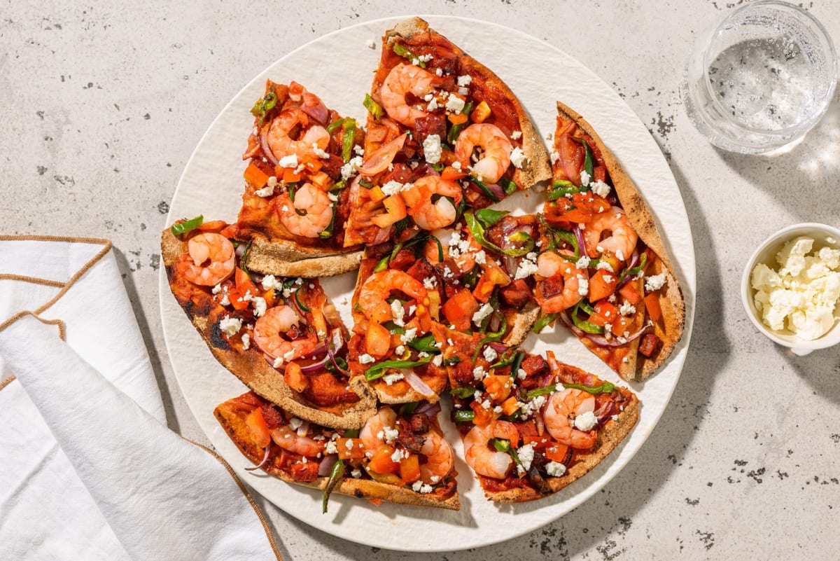 Pizzas sur pain plat aux crevettes et chorizo