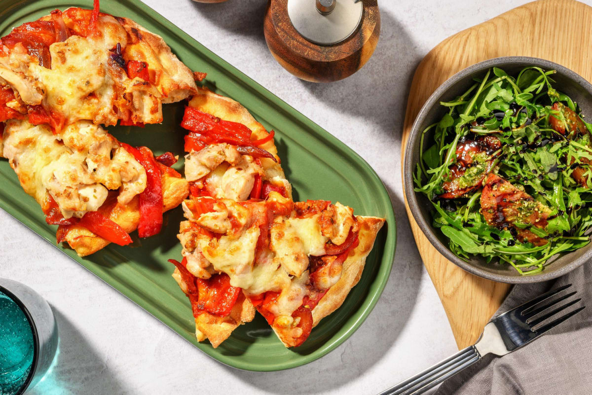 Naanbroodpizza met kip en puntpaprika