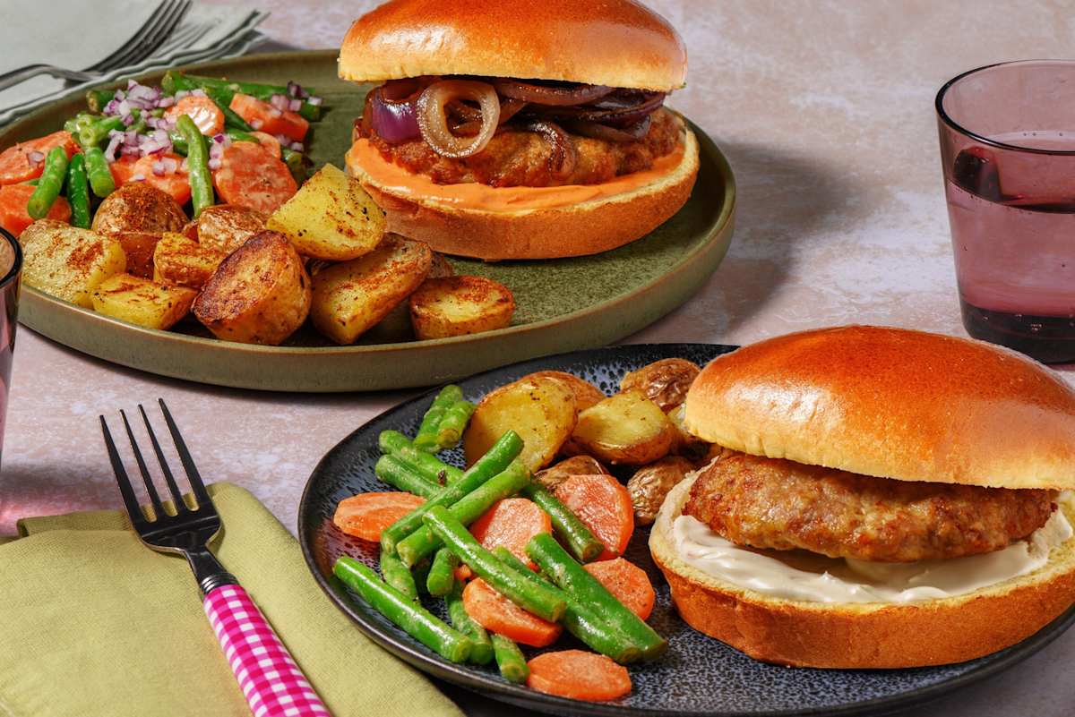 Burger de poulet sur pain brioché et légumes
