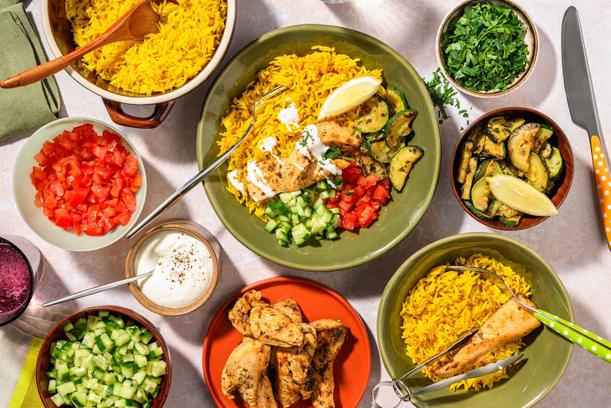 Mediterraanse stijl bowl met kip en gele rijst