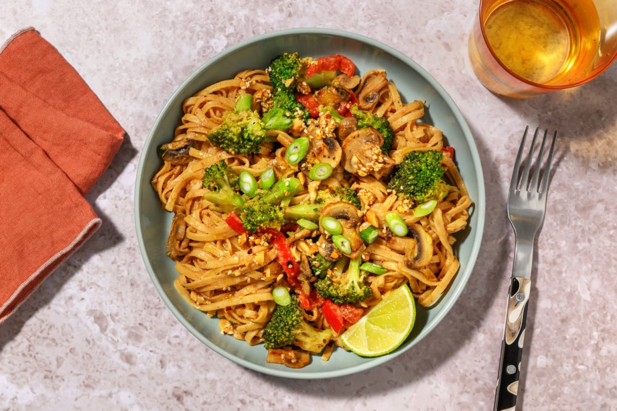Chili-Nudeln in Miso-Erdnuss-Soße mit Brokkoli