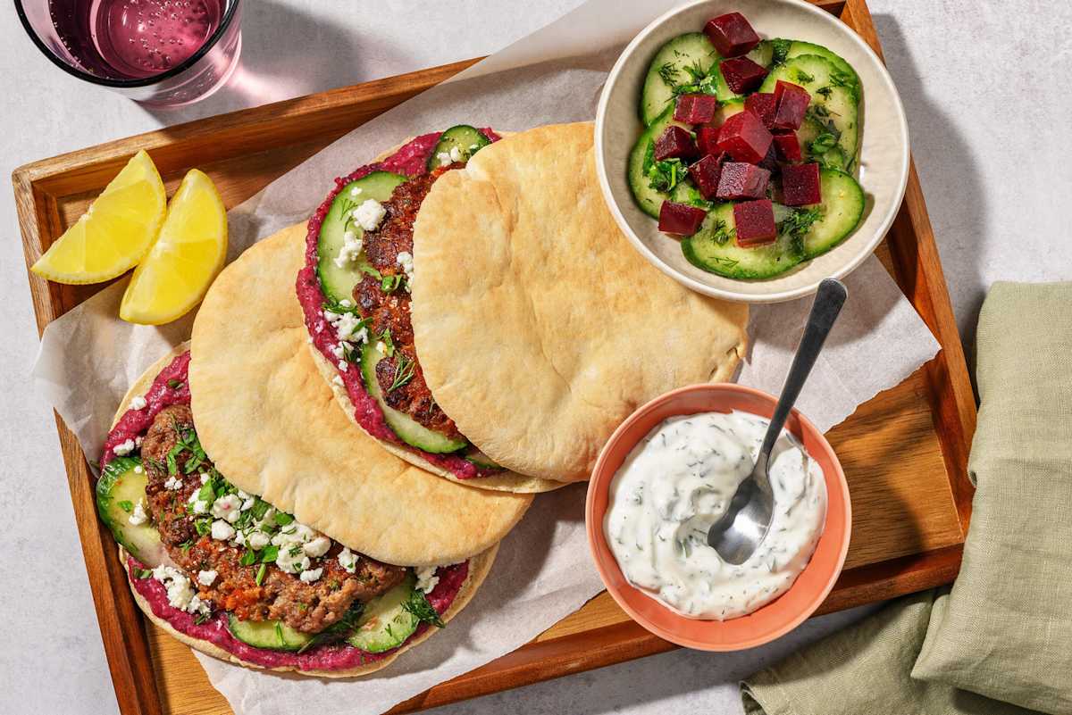 Pittige honingpita's met burger en rodebietenspread 