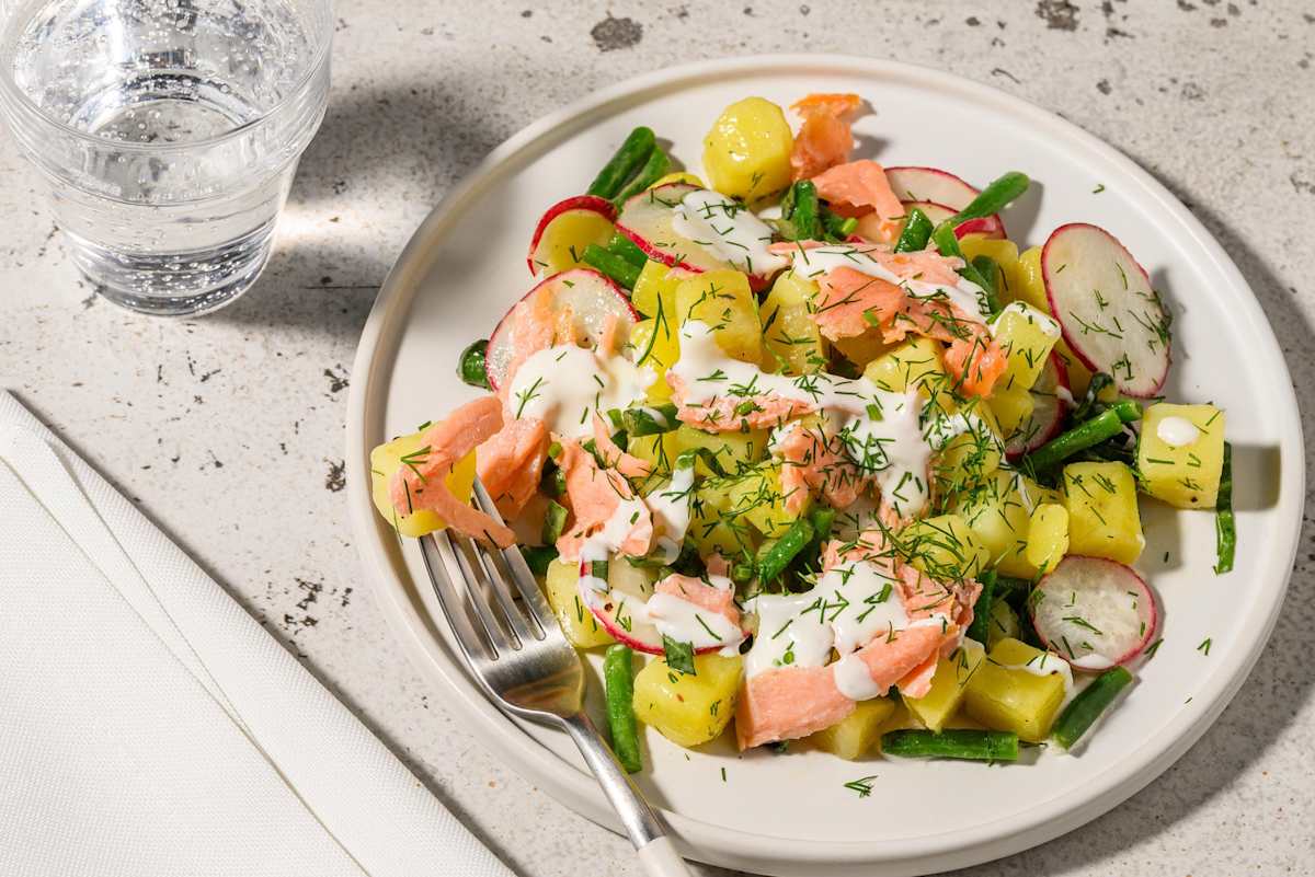 Aardappelsalade met warmgerookte zalm