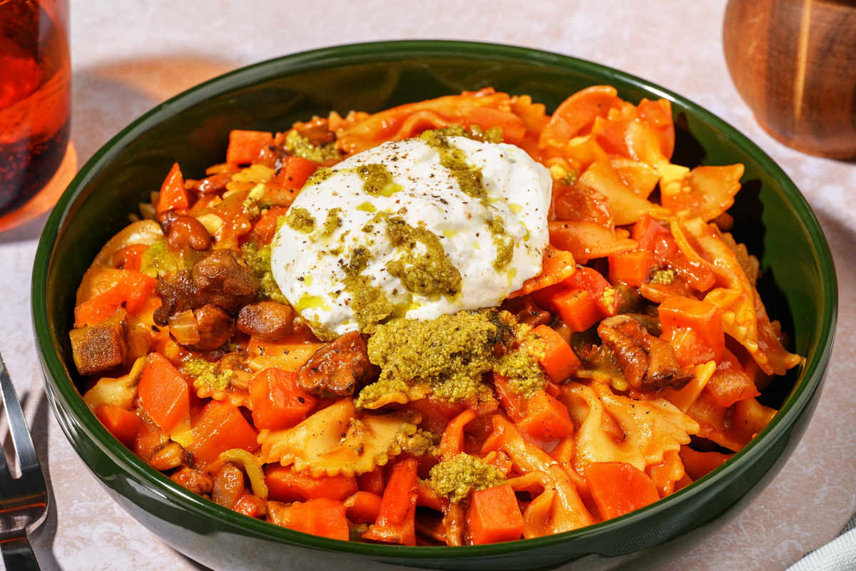 Fiocchi tricolore met burrata en basilicumcrème