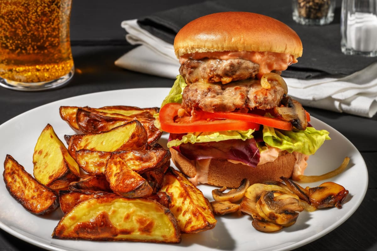 Double smash-burger au fromage sur pain brioché