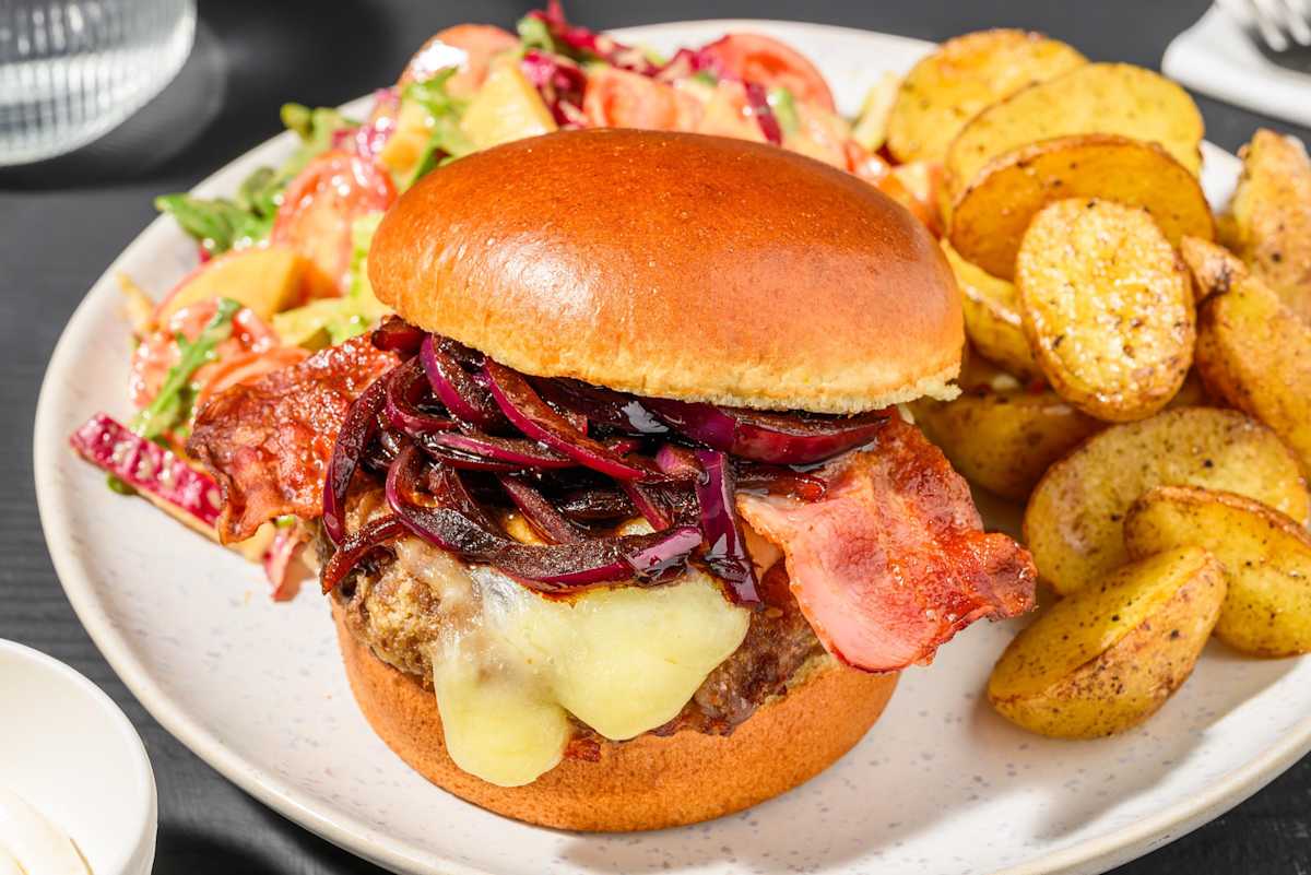 Cheeseburger met ontbijtspek op brioche
