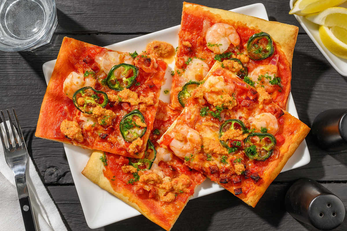 Pizza met garnalen, chorizo en jalapeño