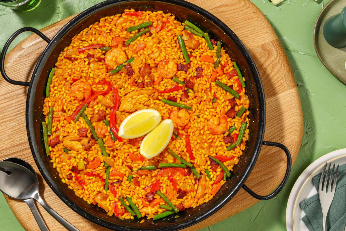 Paella-stijl rijst met garnalen en kippendij