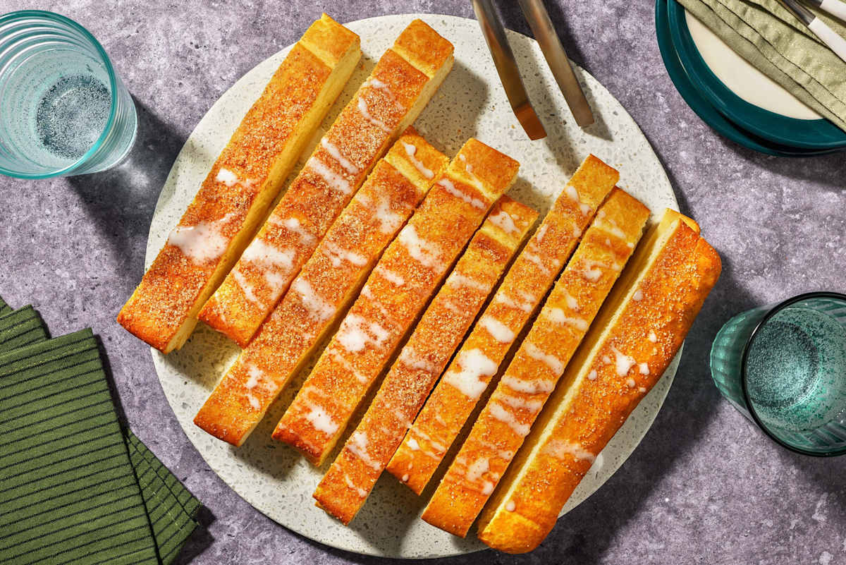 Kanelsockertoppade brödpinnar