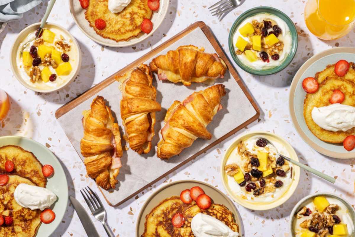 Brunch de la fête des mères avec des pancakes à l'américaine aux fraises