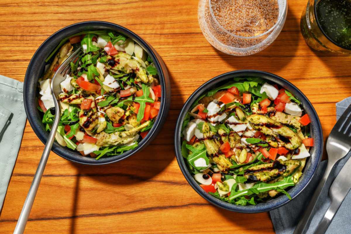 Italiaanse stijl salade met pesto, kip en mozzarella