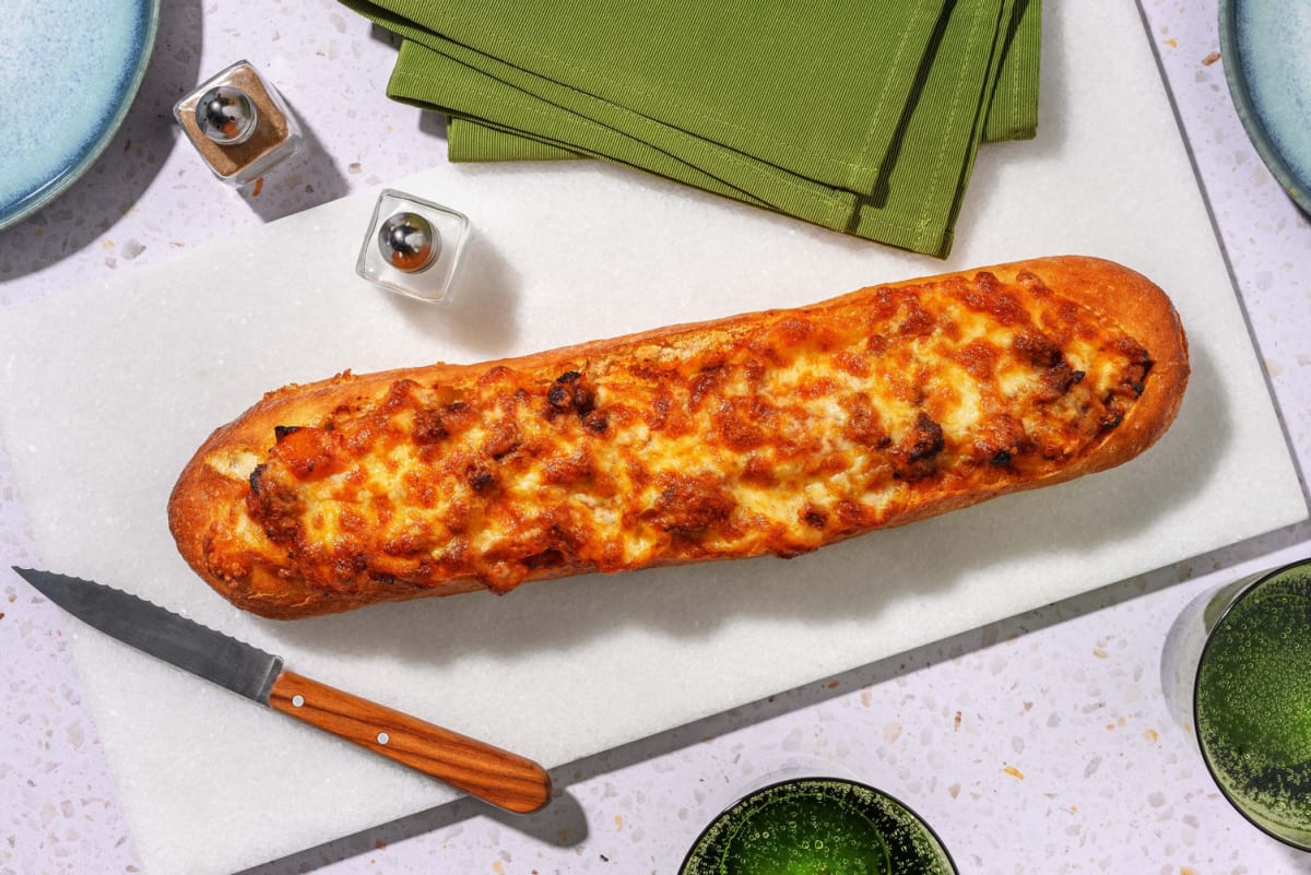 Überbackenes Baguette gefüllt mit Bolognese