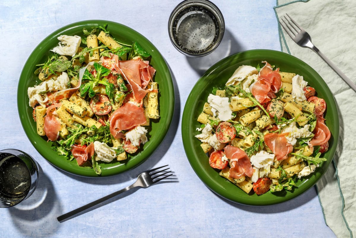 Warme pastasalade met serranoham en mozzarella