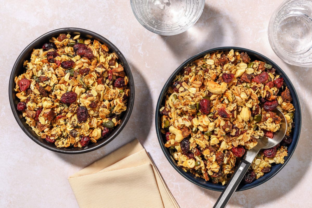 Selbstgemachtes Granola mit Chia & Cranberries